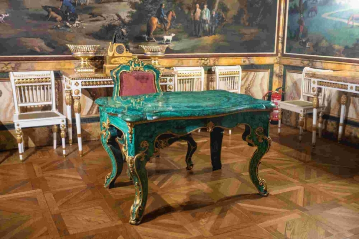 El escritorio de malaquita que un aristócrata ruso regaló a Isabel II.