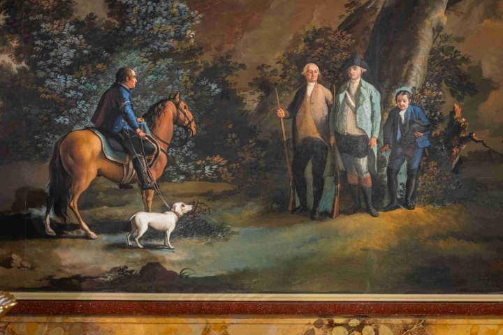 Carlos IV y Godoy de caza en una de las pinturas del palacio, lienzo de Zacarías González.