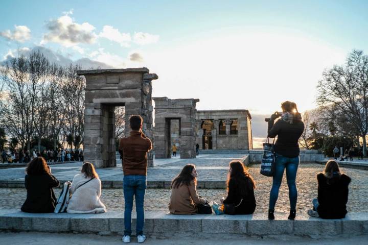 Templo de Debod con gente haciéndose selfies