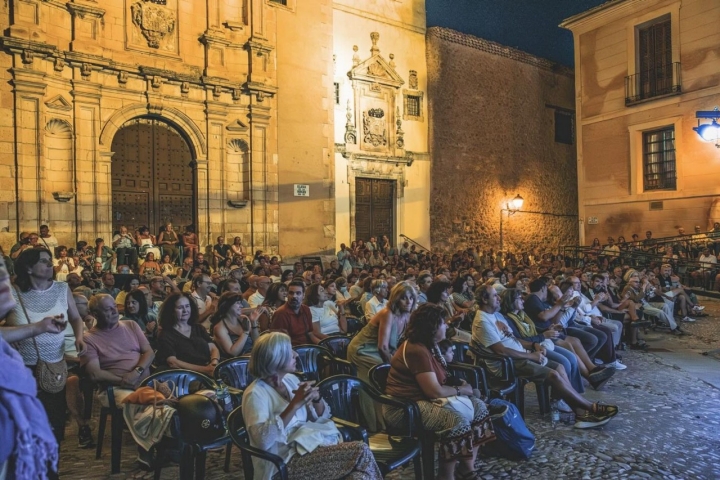 En pleno casco antiguo, los vecinos de Cuenca disfrutan de 'Cine bajo las estrellas'.