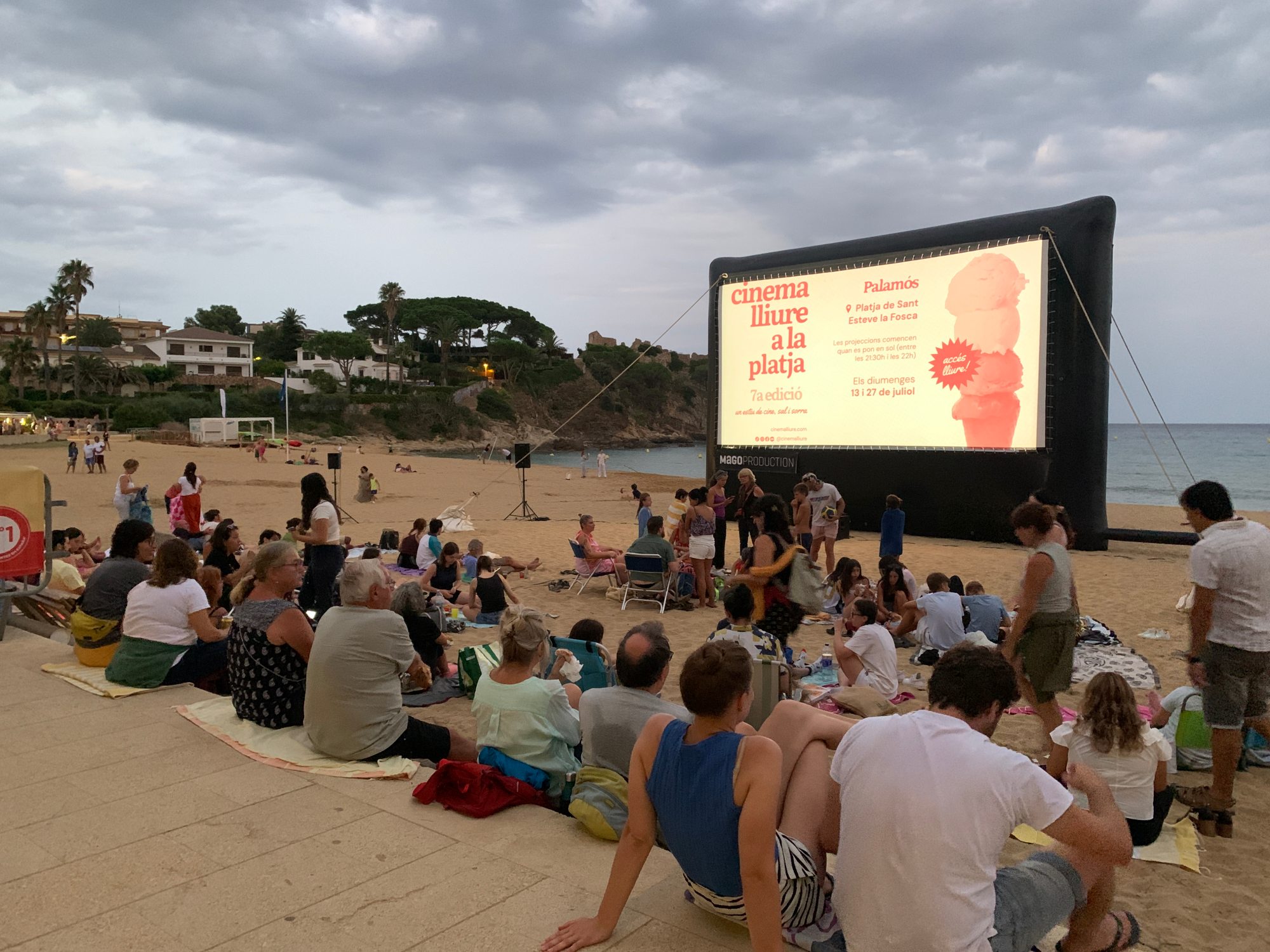 Playas como la de Palamós se llenan de público de todas las edades.