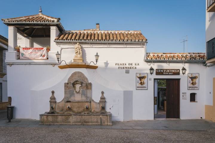 La fachada muestra ahora la puerta original, el torreón y la casa del siglo XVI.