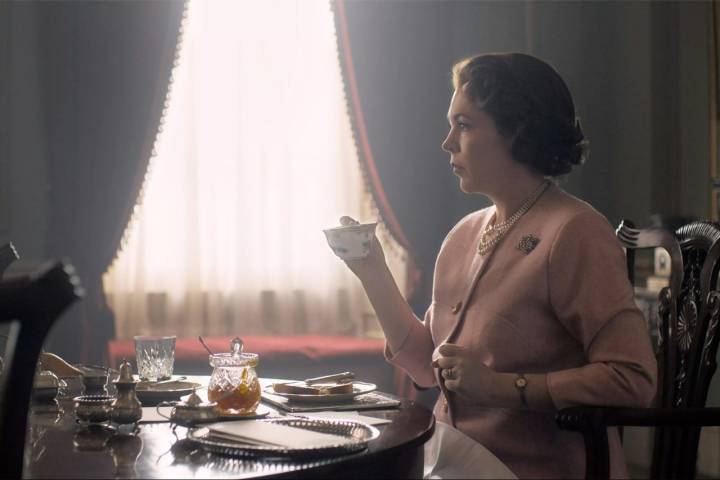 El té de las cinco nunca falta en 'The Crown'. Foto: Netflix.