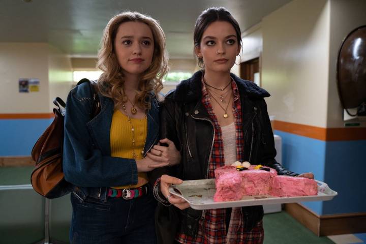 La tarta conejo rosa que prepara Aimee a su amiga Maeve. Foto: Netflix.