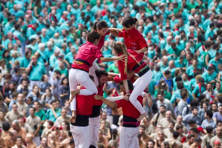 La niña encargada de subir hasta la cima del 'castell' recibe el nombre de la 'enxaneta'. Foto: Shutterstock.