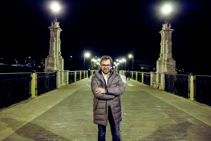 Javier Sierra posa en el viaducto torulense