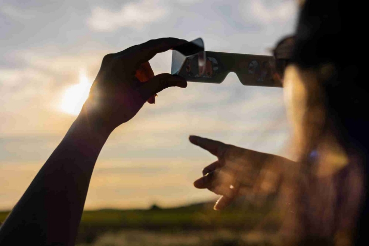 Nunca se debe mirar hacia el Sol y luego ponerse las gafas de protección.