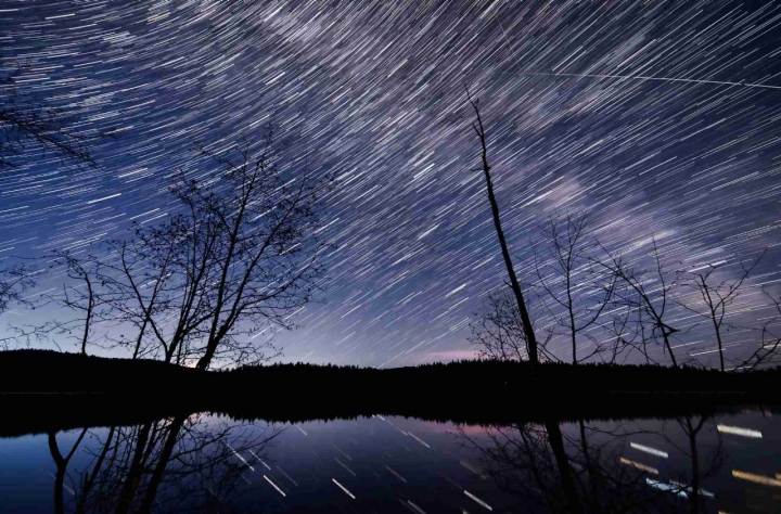 Lluvia de estrellas en paraje natural.