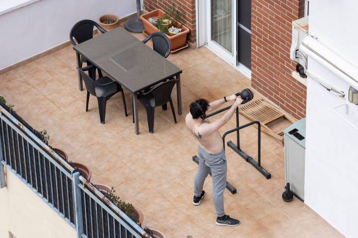 La vida continúa dentro de cada hogar y los balcones son un auténtico desahogo.