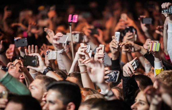 Aunque todos queremos inmortalizar momentos especiales, es importante no molestar a los demás. Foto: Shutterstock.