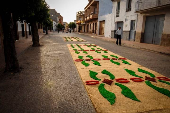 Alfombras recién terminadas con las primeras luces del día.