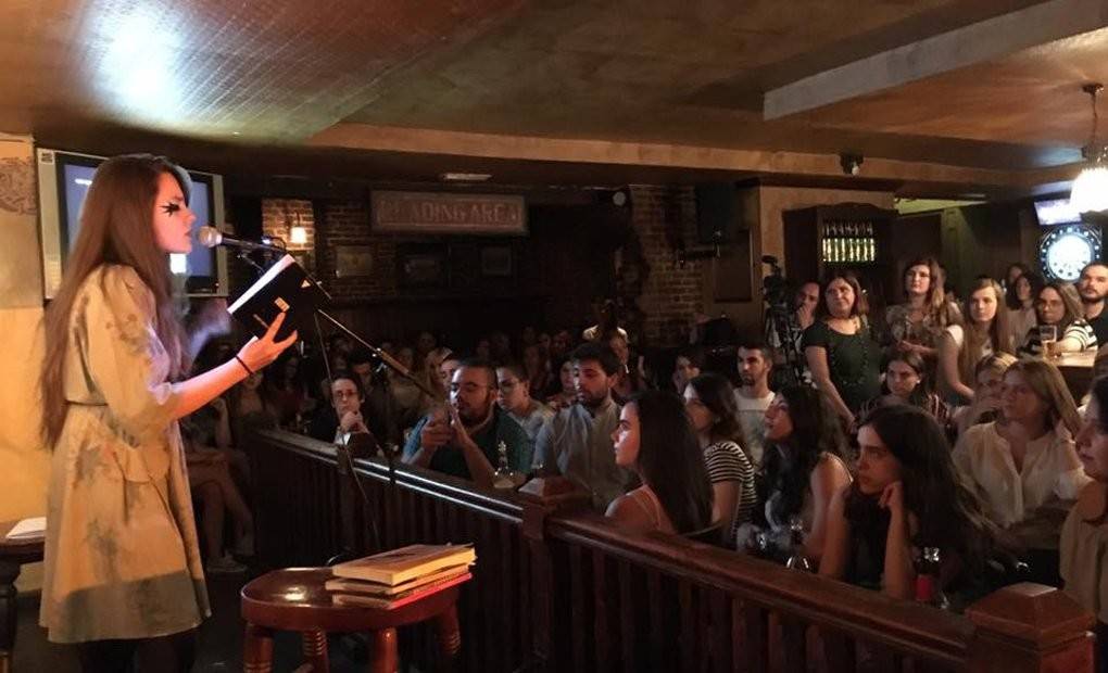 Jam Session con Adriana Hugo, lectura a pie de bar. Foto: Cosmopoética