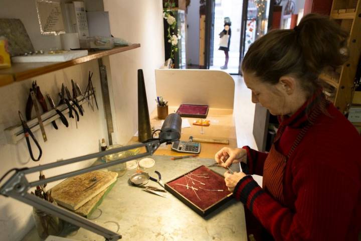 Trabajando la plata en el pequeño taller.