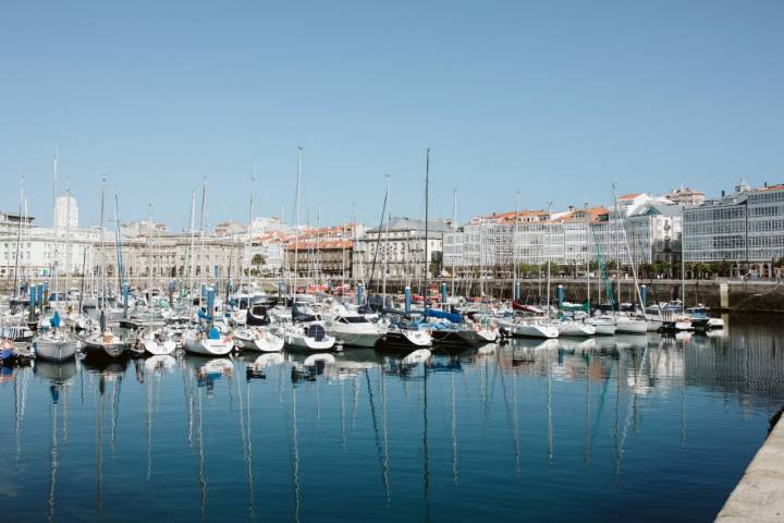 El reflejo de los barcos dibuja cuadros marinos improvisados.