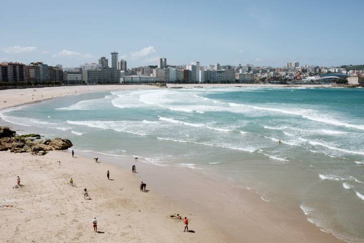 Desde el paseo marítimo se puede ver la playa del Matadero, Orzán y Riazor a lo lejos.