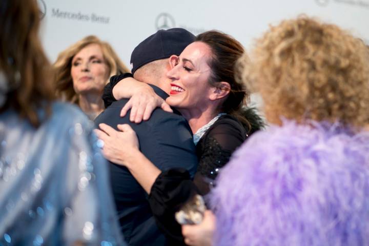 La cocinera Begoña Rodrigo (La Salita) y el diseñador Juan Duyos se abrazan al acabar el desfile.