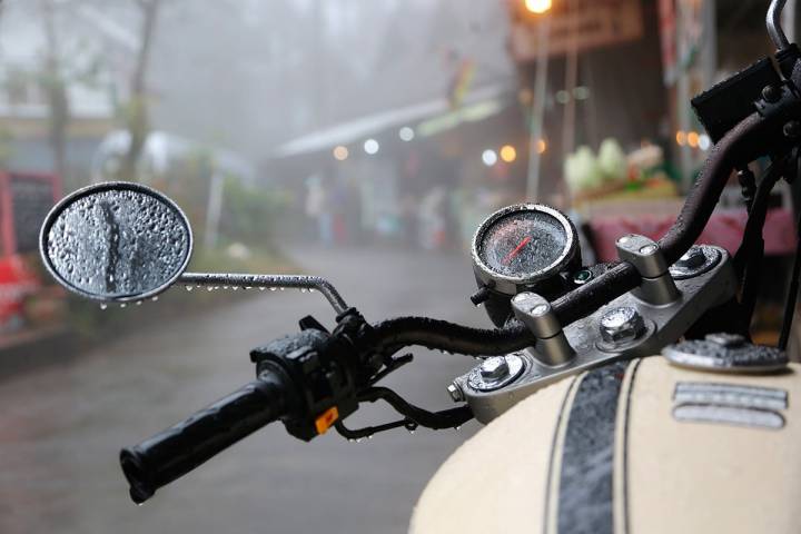 Llevar el equipo para la lluvia en la maleta nos puede salvar el viaje. Foto: Shutterstock.