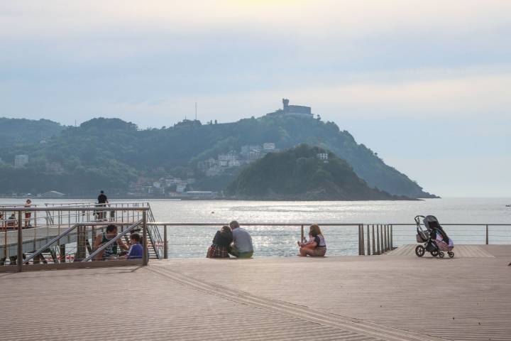 El Naútico es una explanada de madera al filo del mar donde es costumbre sentarse.