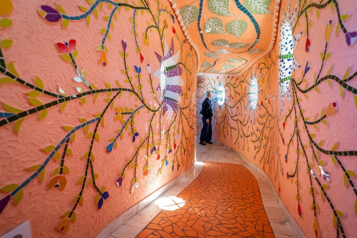 El pasillo que da acceso al dormitorio principal es el interior del “gusano”. 