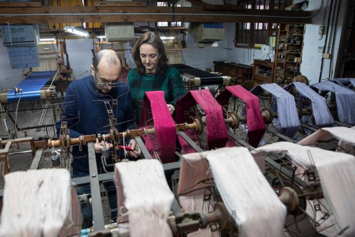 La seda ya tintada se encaña devanando las madejas tintadas y convirtiéndolas en carretes de hilo para el urdidor.