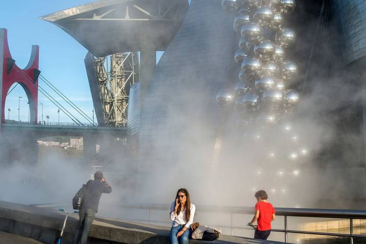 La Escultura de Niebla, de Fukiyo Nakaya, envuelve a los visitantes.