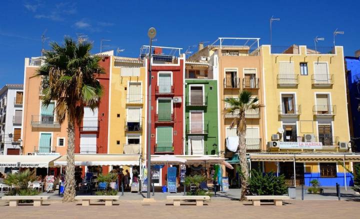 Las típicas fachadas de colores del casco antiguo de Villajoyosa. Foto: Jean van der Sluijs