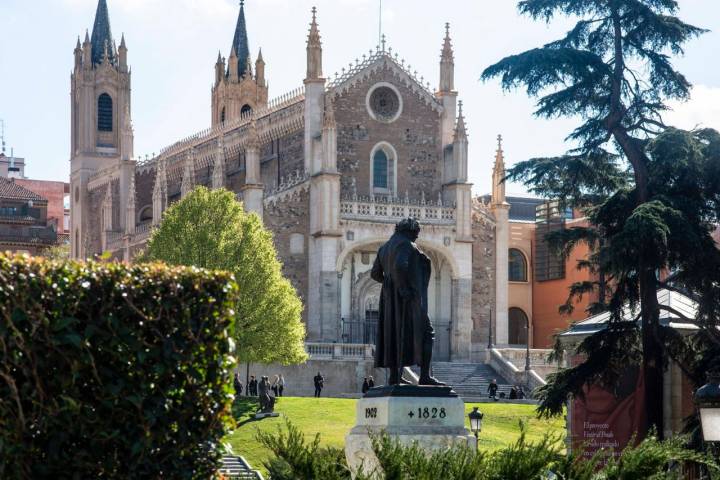 Los Jerónimos escolta la escultura de Goya frente al Museo del Prado.