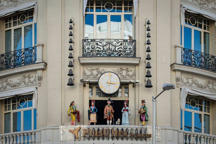 18 campanas de carrillón escoltan las figuras.