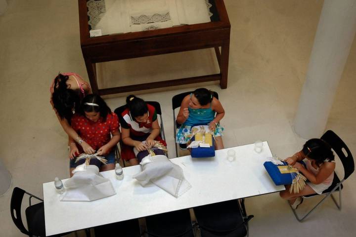 Niñas en el taller del Museo Municipal del Encaje y la Blonda, en Almagro.