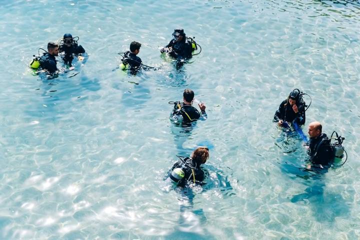 El submarinismo mejora la capacidad pulmonar, fortalece los músculos y reduce el estrés.