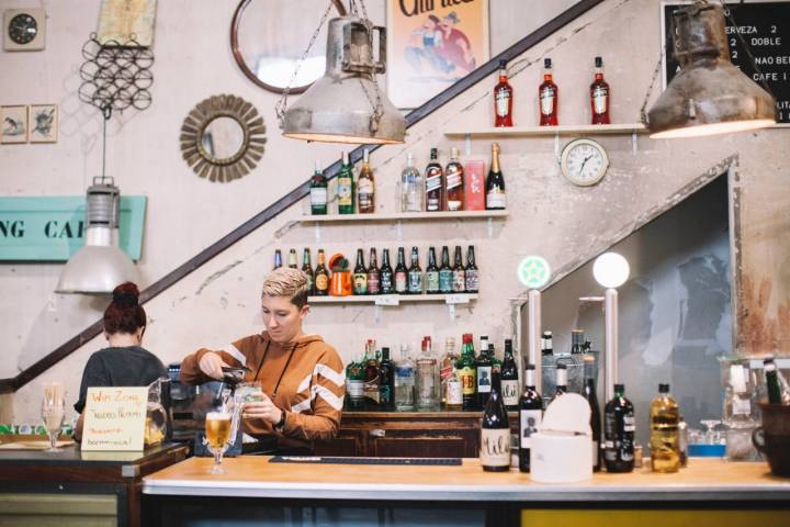 En la barra lo que más triunfa son las cervezas y el cóctel Aperol Spritz.