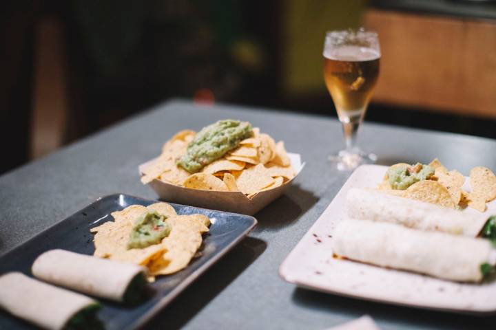 Cervezas poco conocidas y picoteo: nachos, tacos y empanadas argentinas.