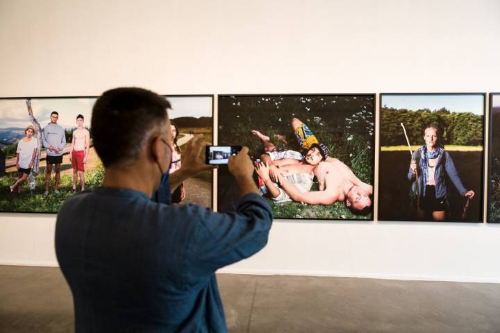 Exposición 'I Am Light' en CDAN (Huesca): visitante fotografiando los retratos