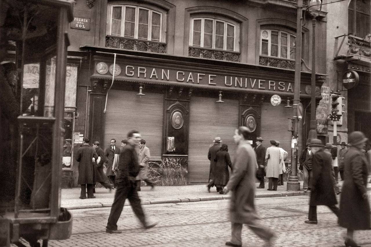 En el 'Café Universal' o de los Espejos, en la Puerta del Sol, se reunía Galdós con los estudiantes de Gran Canaria. Foto: Santos Yubero (1915).