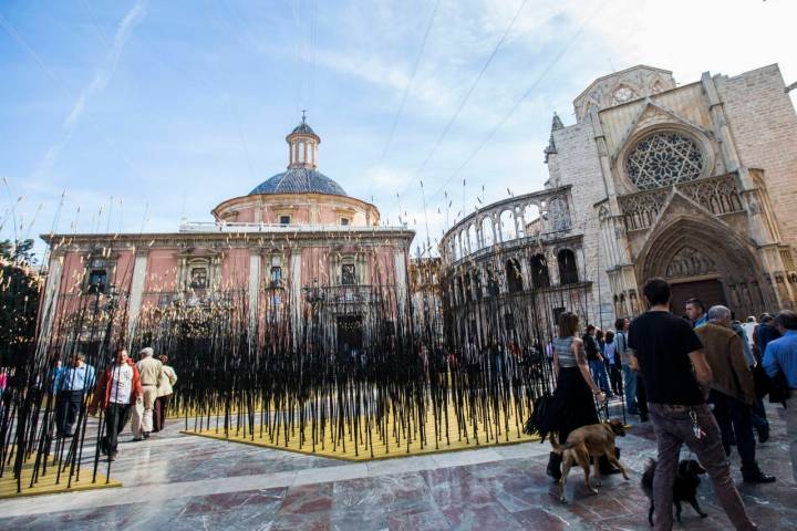 La plaza de la Virgen de Valencia, cual campo de cebada en en Intramurs 2015.