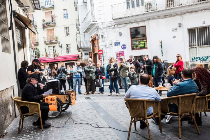 Escuchar poesía mientras te tomas algo en una terraza, otro de los placeres que ofrece Intrarmurs.