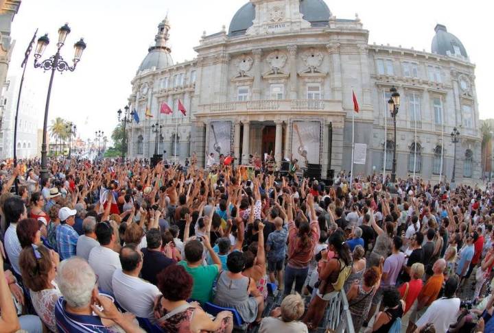 La banda chilena Chico Trujillo a golpe de cumbia el año pasado en la plaza del Ayuntamiento. Foto: La Mar de Músicas.