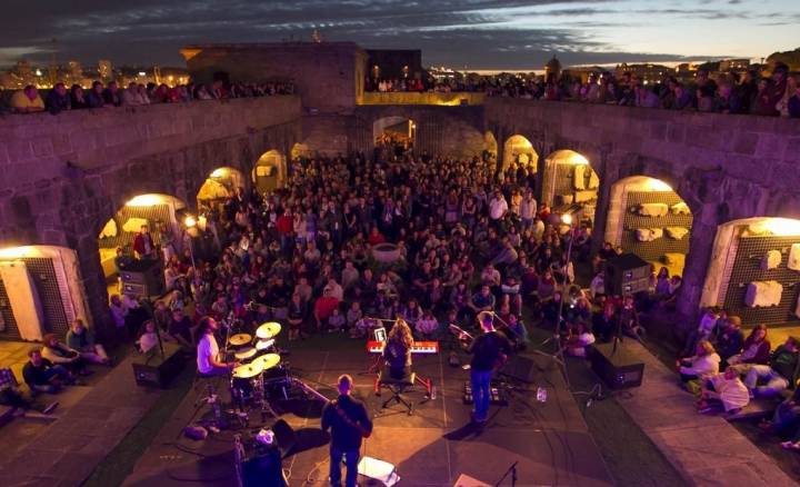 Concierto en el impresionante escenario castillo de San Antón / Foto: Concello de A Coruña