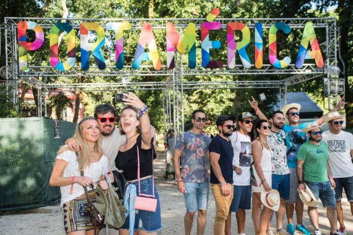 Los festivaleros se fotografían en la entrada al Festival PortAmérica en Caldas de Reis, Pontevedra. Foto: PortAmérica.