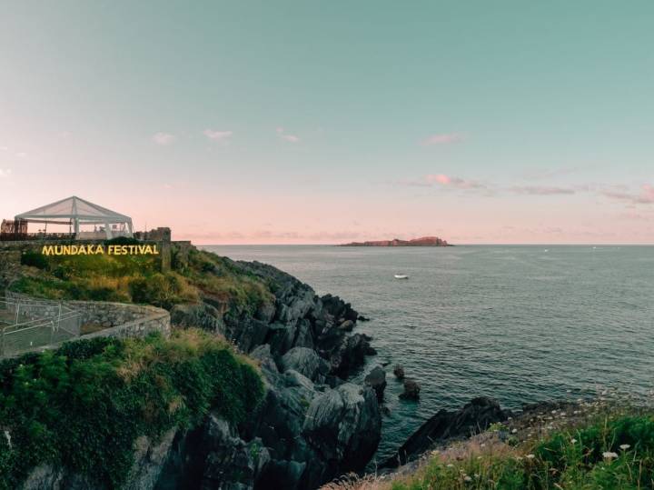 Vistas de la península Santa Katalina (Mundaka) donde se celebra el festival Mundaka, en la reserva de la biosfera de Urdibai (Bizcaya).