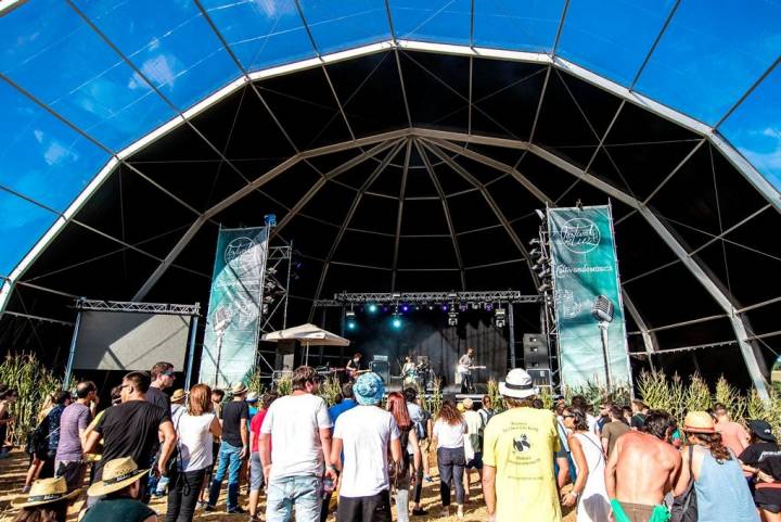 Saltar a la comba y reírte como cuando eras niña, otra experiencia del festival. Foto: Sindo Nova (Facebook del festival).