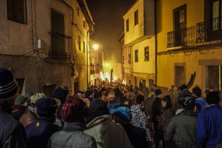 Durante la procesión, los escobones se llevan al hombro.