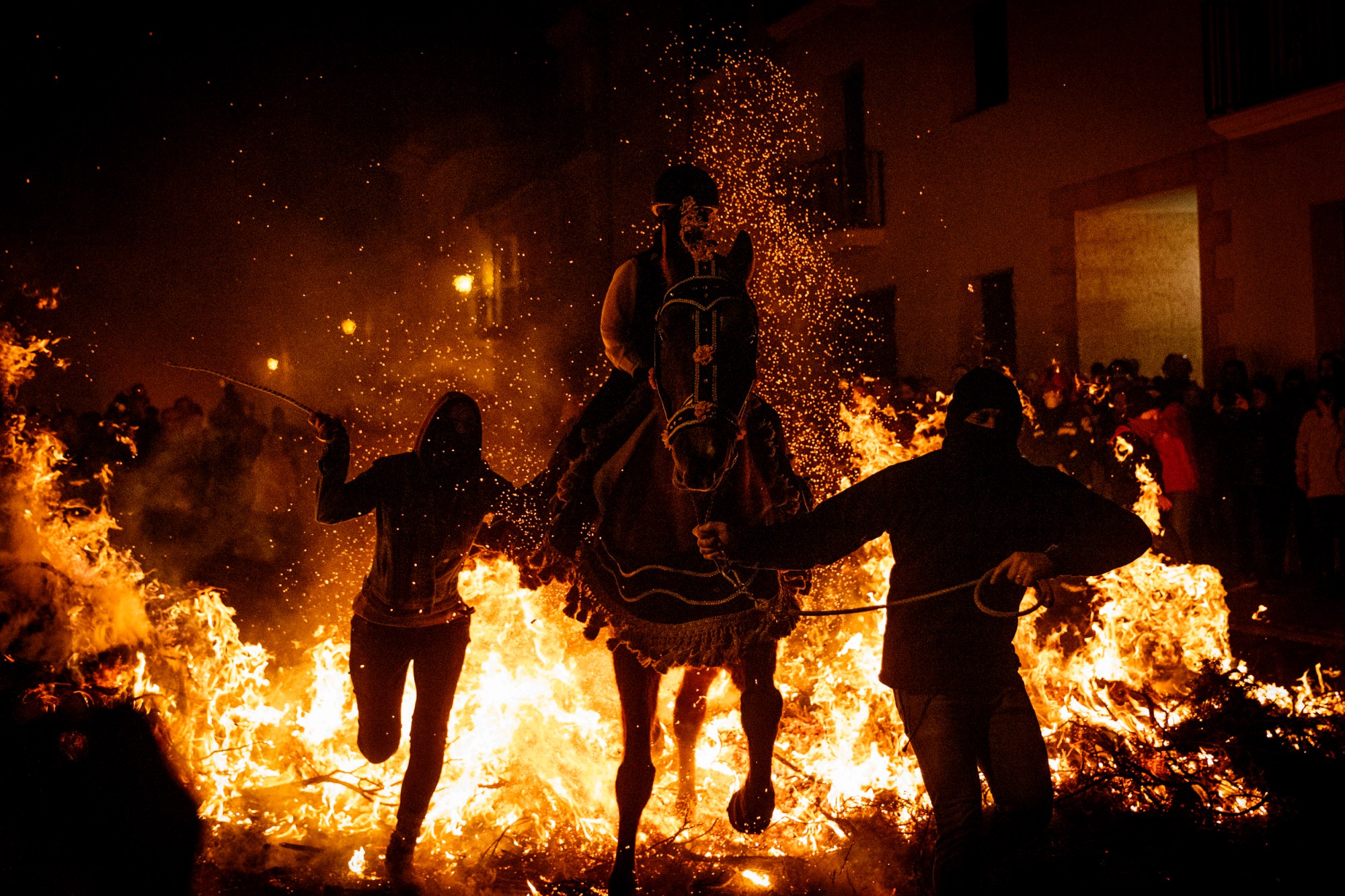Los festivales del fuego se conocen aquí como "santantonadas".
