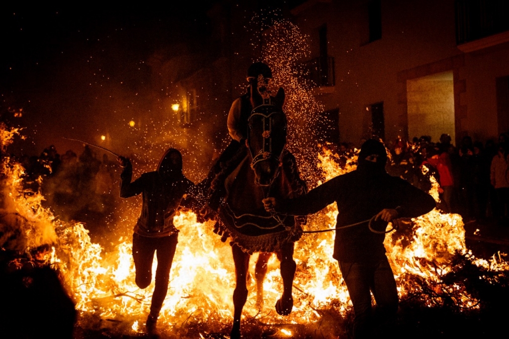 Fuego, llamas y caballos en la fiesta más adrenalínica del invierno  