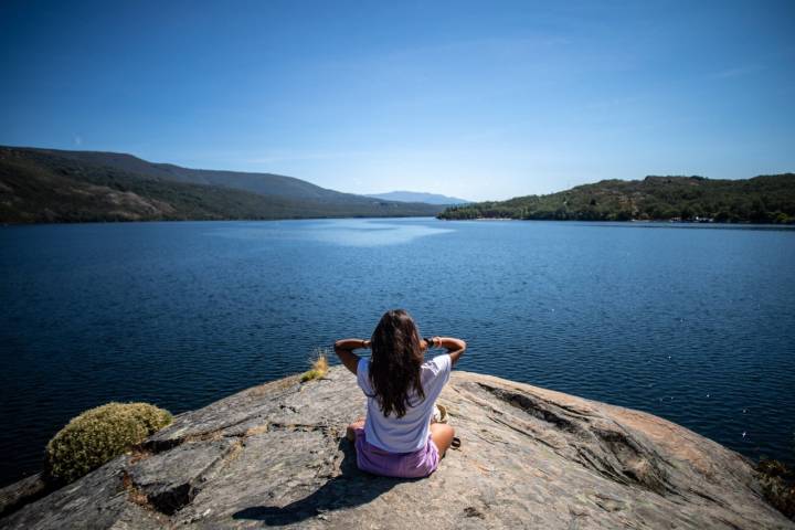 El Lago de Sanabria regala unas imágenes estupendas a los bañistas.