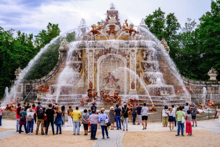 El Baño de Diana, encendida mostrando sus múltiples cascadas