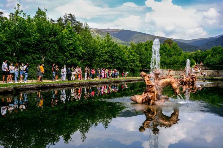 La fuente Carrera de Caballos justo después de ser encendida.