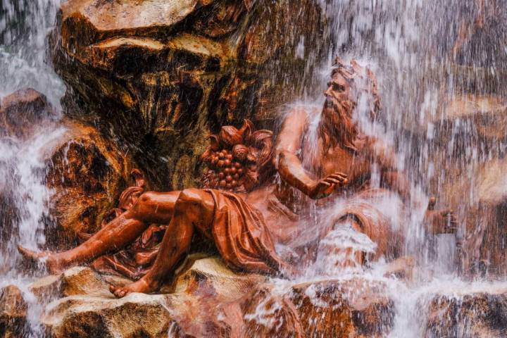 Detalle de la fuente de La Fama mojada por los chorros del agua.