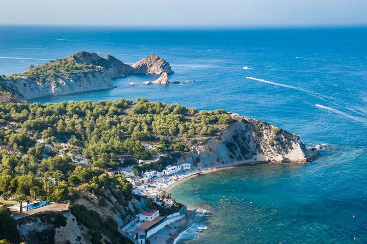 Los 25 kilómetros de costa de Jávea incluyen playas de lo más variadas. Foto: Retratería