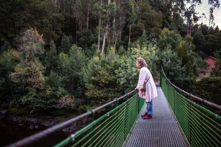 La Pesquería del Tambre: puente colgado en el río Tambre.